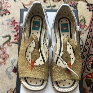 Gucci sandals with Gold Swan for girls.